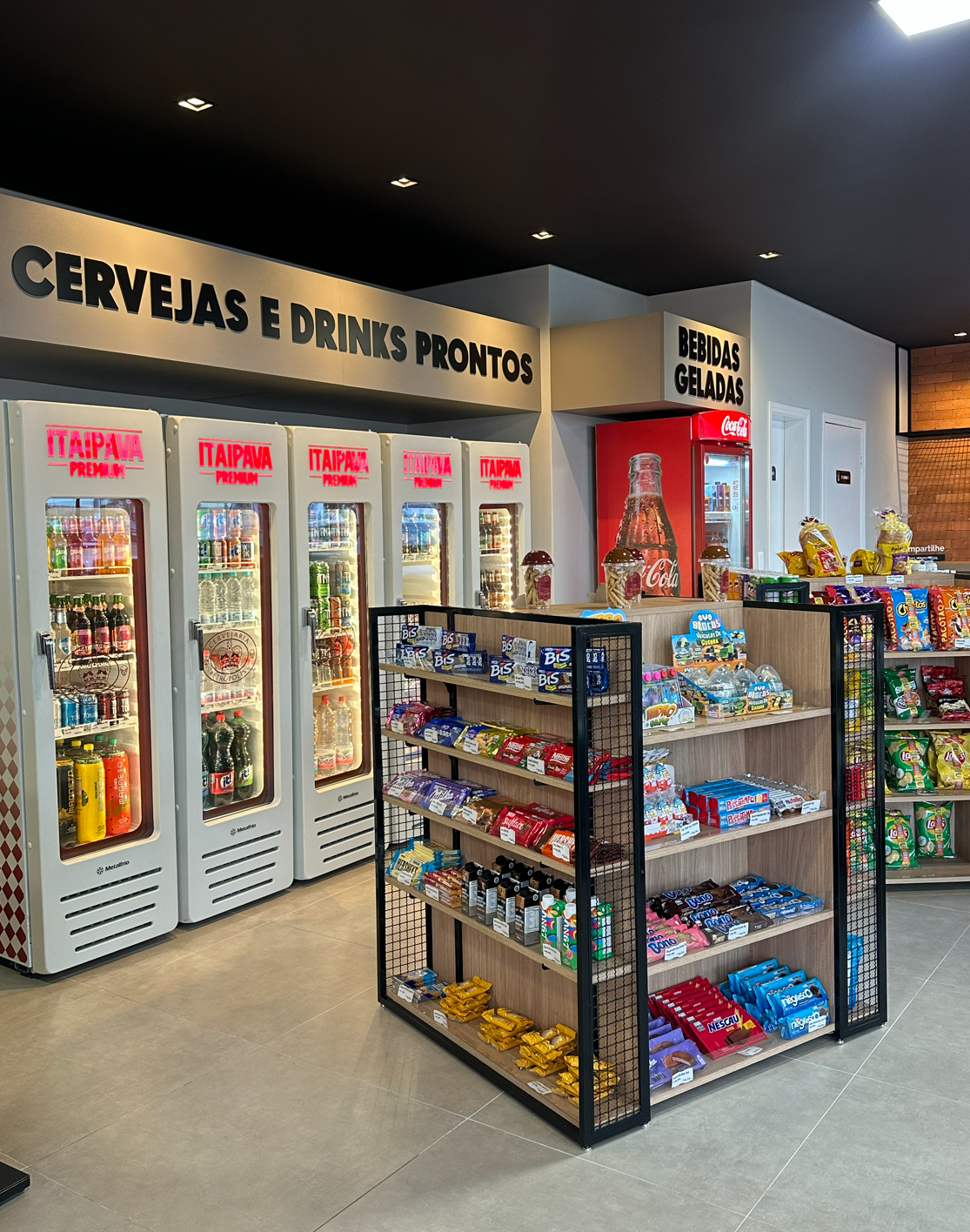 Área de café, pães e bolos dentro da conveniência Rede Alfa Mix